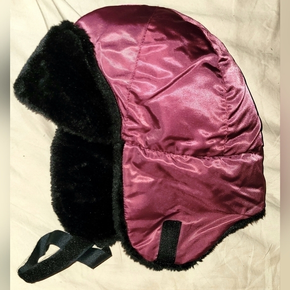 Winter red hat - Picture 2 of 4